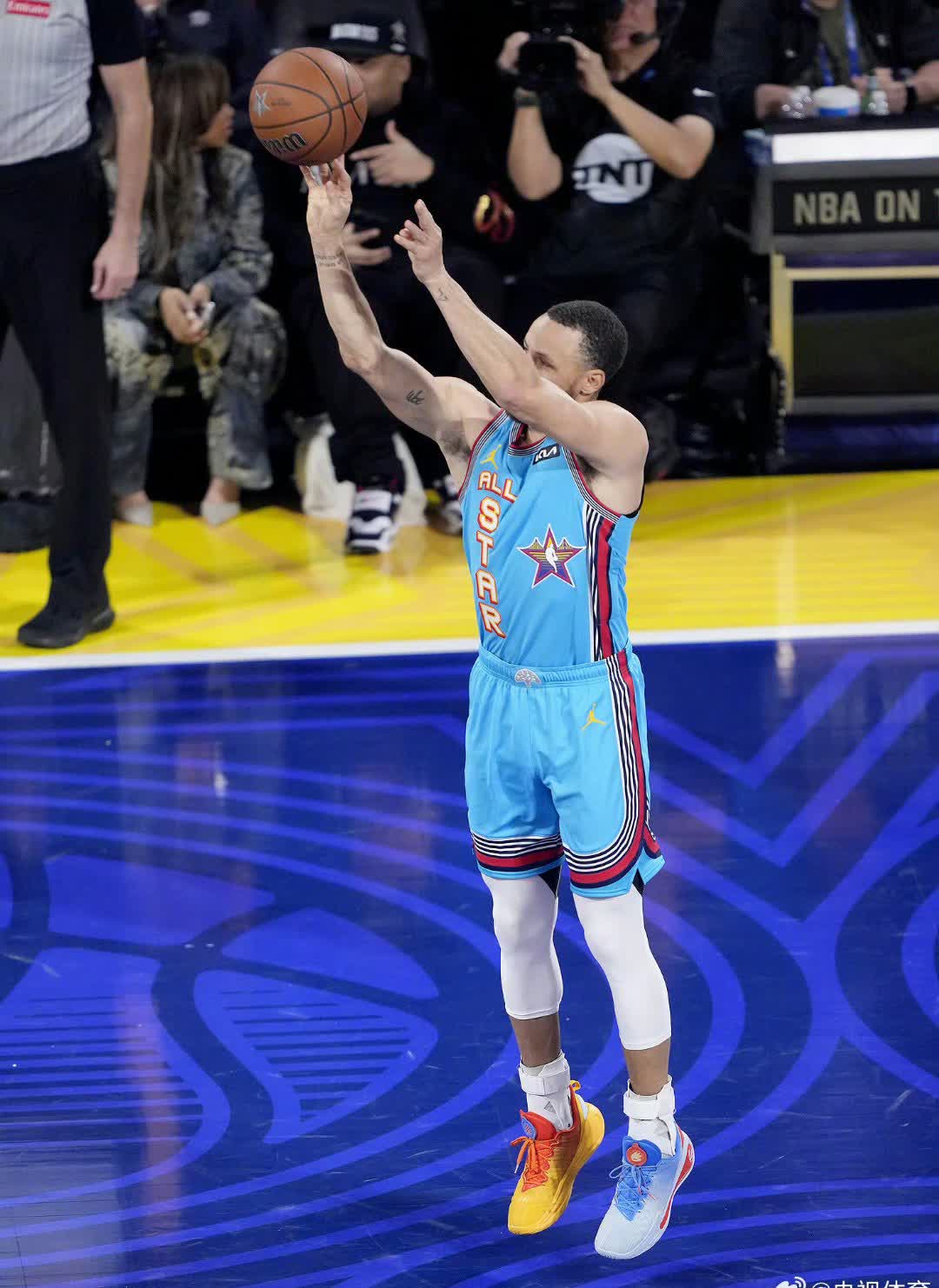 ayx中国官方网站 - 库里在TL比赛中突破纪录，突破纪录引发热议！